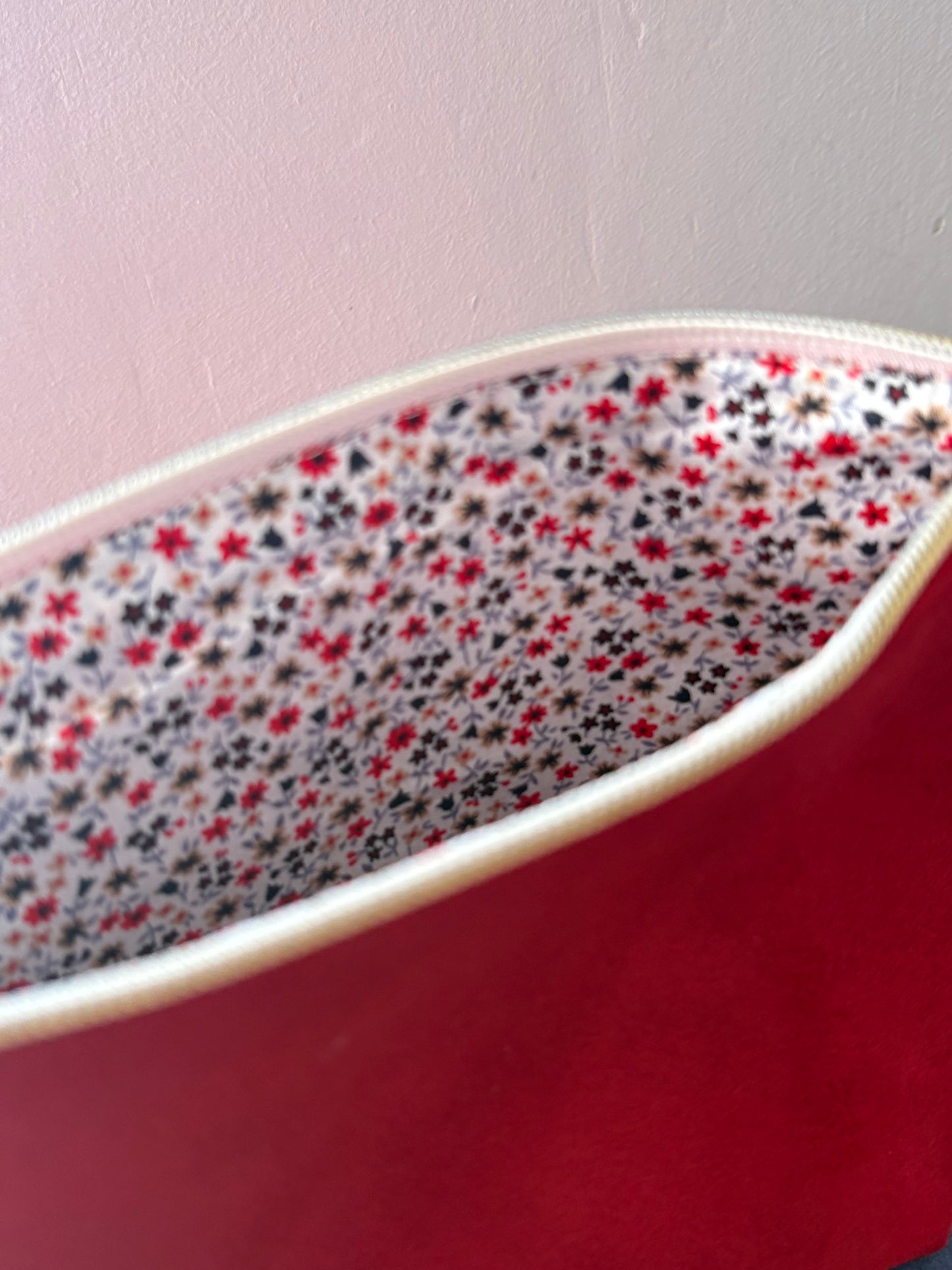 Trousse rouge et son intérieur fleuri
