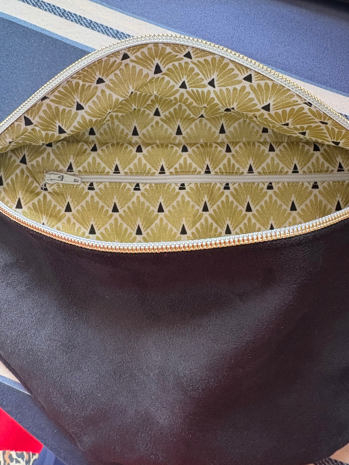 Sac banane noir écailles dorées et sa poche intérieure