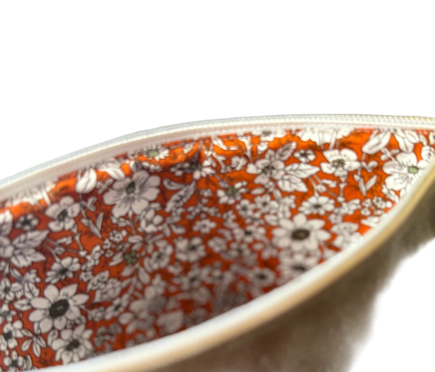 Trousse kaki et son intérieur fleuri