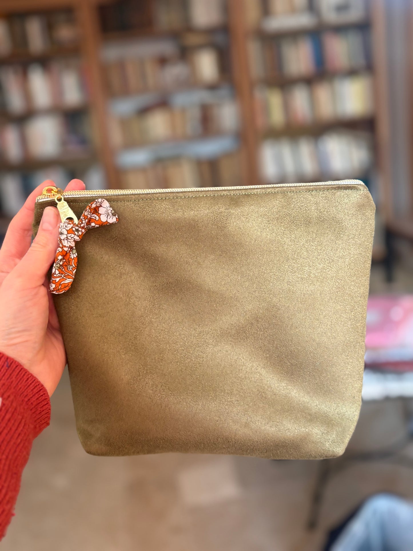 Trousse kaki et son intérieur fleuri