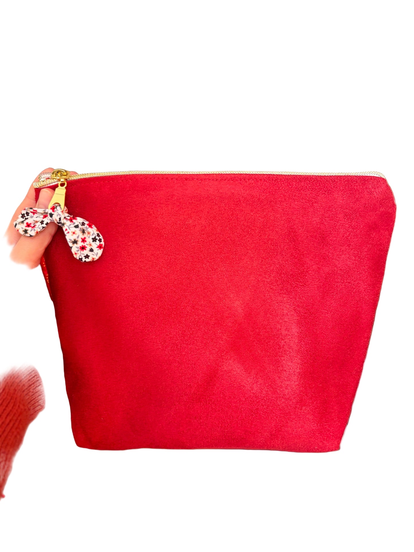 Trousse rouge et son intérieur fleuri