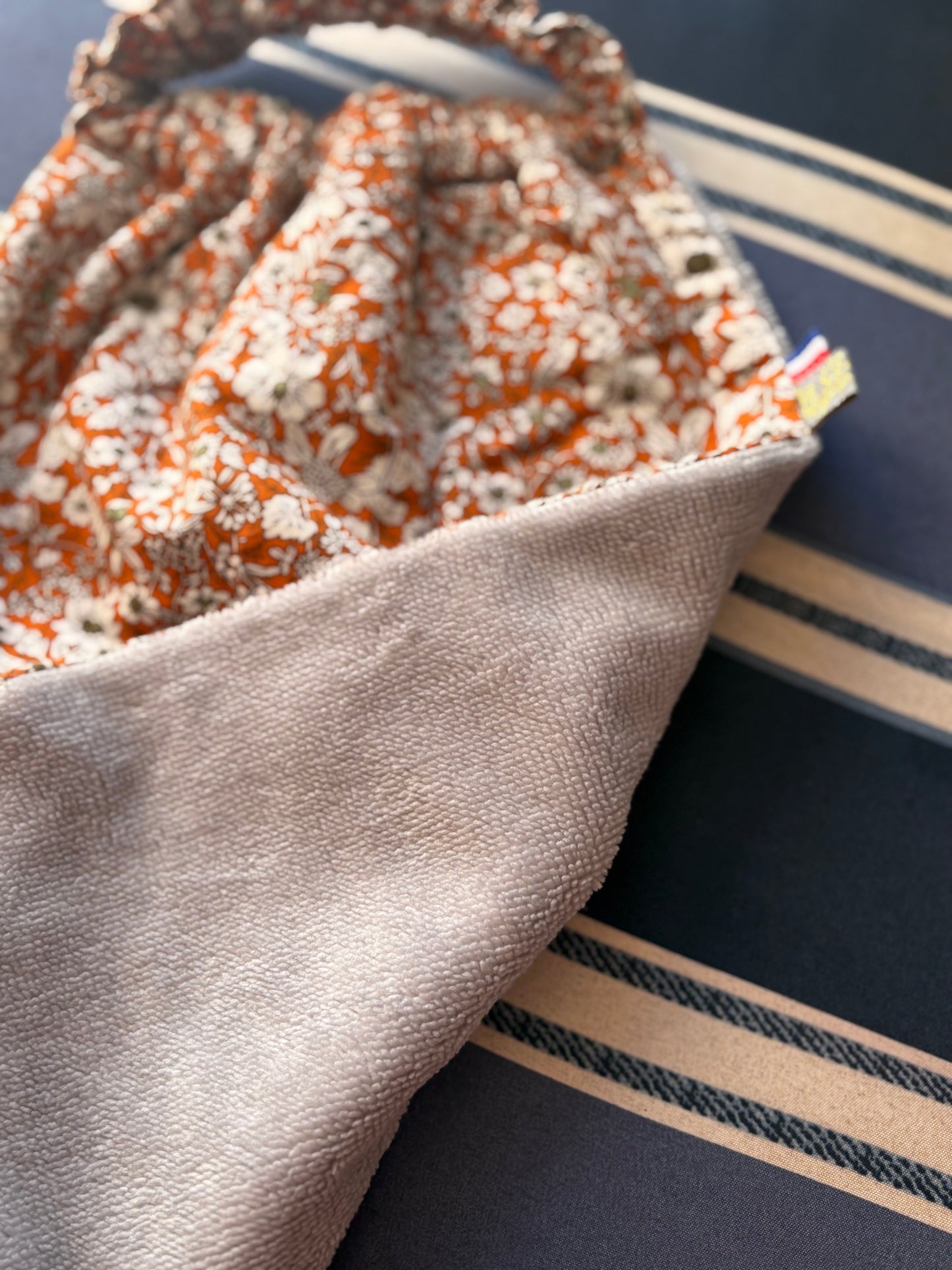 Bavoir élastiqué doublé éponge