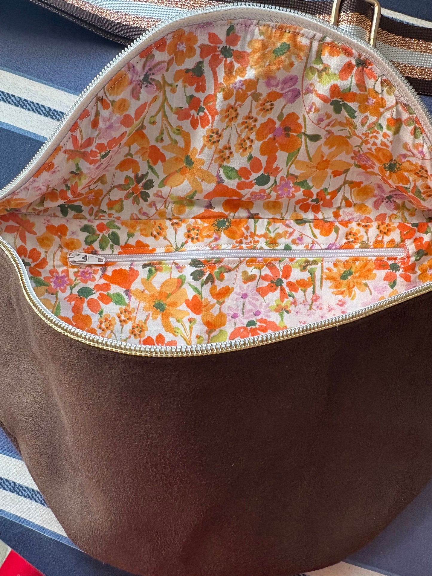 Sac banane marron fleuri et sa poche intérieure