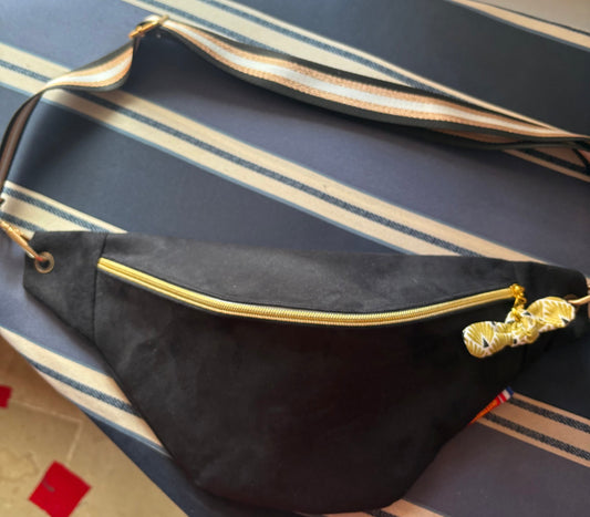 Sac banane noir écailles dorées et sa poche intérieure