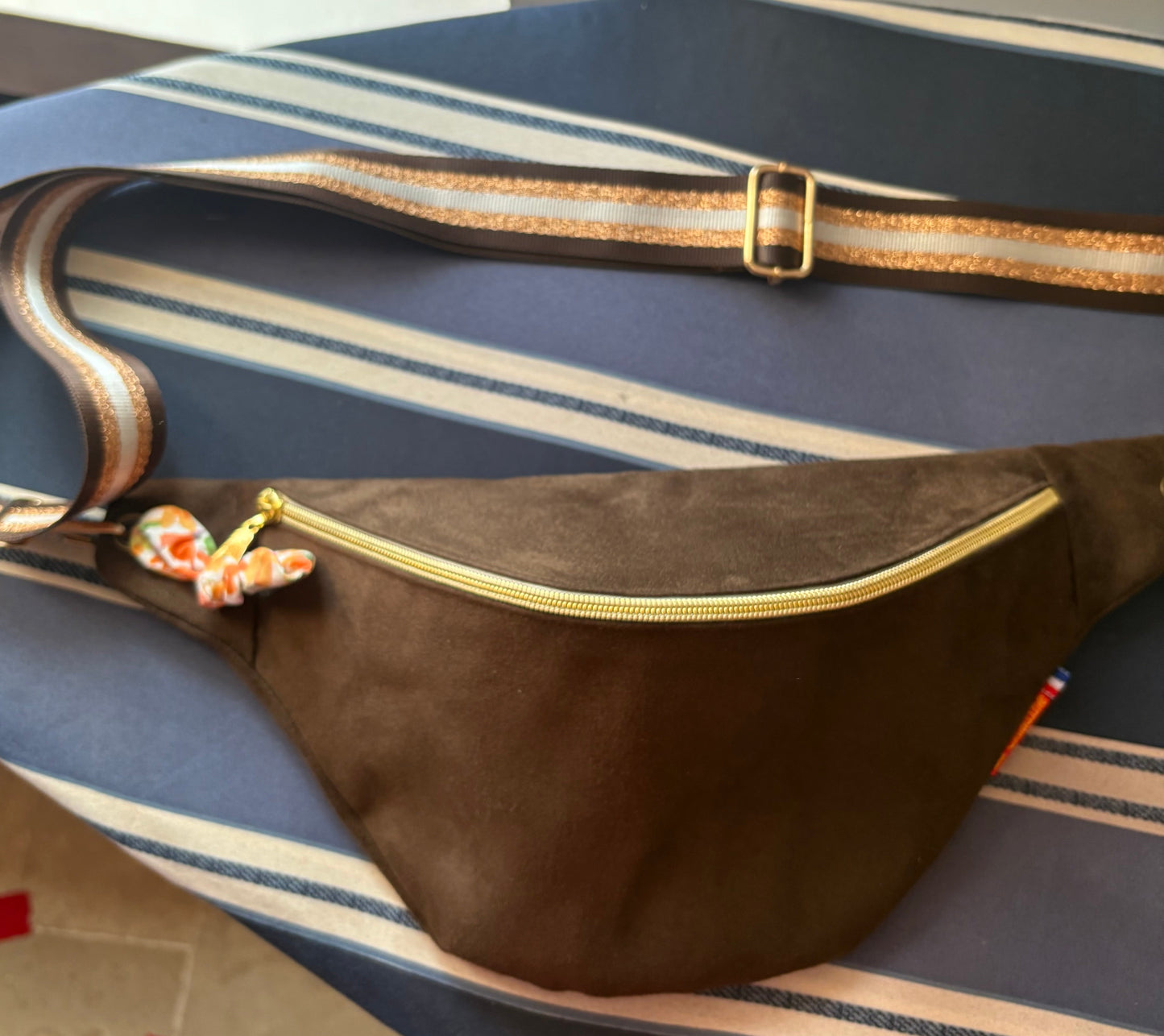 Sac banane marron fleuri et sa poche intérieure